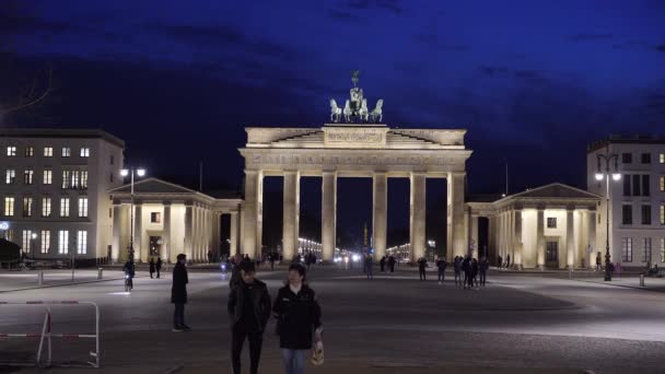 Famosa Puerta de Brandenburgo en Berlín por la noche - CIUDAD DE BERLÍN, ALEMANIA - 11 DE MARZO DE 2021 — Vídeos de Stock