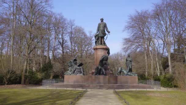 Bismarck staty och minnesmärke i Berlin Tyskland — Stockvideo