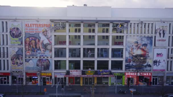 Cinestar Mozi Berlinben Hellersdorf - BERLIN városa, NÉMETORSZÁG - MÁRCIUS 11, 2021 — Stock videók