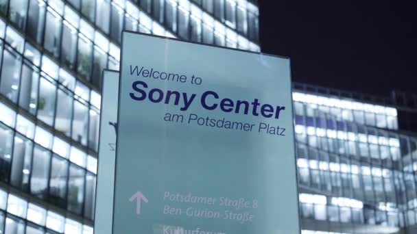 Современные офисные здания в Sony Center Berlin Potsdamer Square - ГОРОД БЕРЛИН, ГЕРМАНИЯ - 11 марта 2021 года — стоковое видео