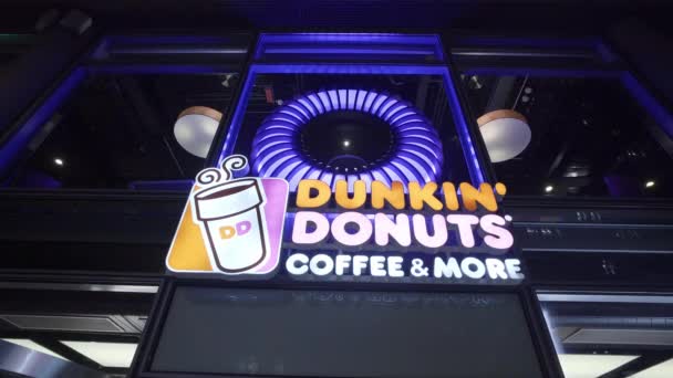 Dunkin Donuts Café e muito mais - CIDADE DE BERLIM, ALEMANHA - MARÇO 11, 2021 — Vídeo de Stock