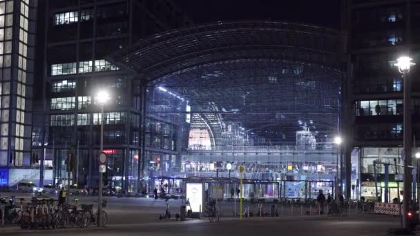Berliin Hauptbahnhof bei Nacht - STADT BERLIN, DEUTSCHLAND - 11. MÄRZ 2021 — Stockvideo