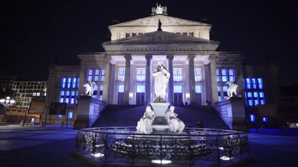 Berlin Koncertterem a Gendarmenmarktban - csodálatos kilátás éjjel — Stock videók