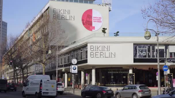 Bikini Berlin Gebäude am Breidscheitplatz - STADT VON BERLIN, DEUTSCHLAND - 11. MÄRZ 2021 — Stockvideo