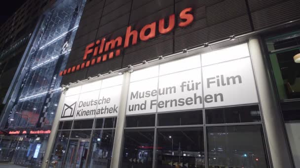 Duits museum voor film en televisie in Berlijn - Berlijnse stad, DUITSLAND - 11 maart 2021 — Stockvideo