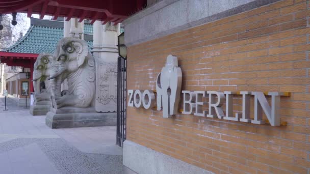 Berlin Zoo i centrala Berlin - staden BERLIN, TYSKLAND - 11 mars 2021 — Stockvideo