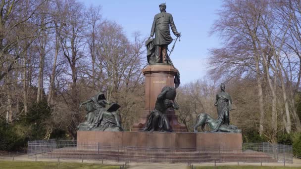 Bismarck standbeeld en gedenkteken in Berlijn Duitsland — Stockvideo