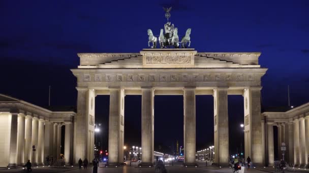 Gece Berlin 'deki ünlü Brandenburg Kapısı — Stok video