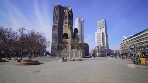 Beroemde Breitscheidplatz plein Berlijn met Kaiser Wilhelm Memorial Church — Stockvideo