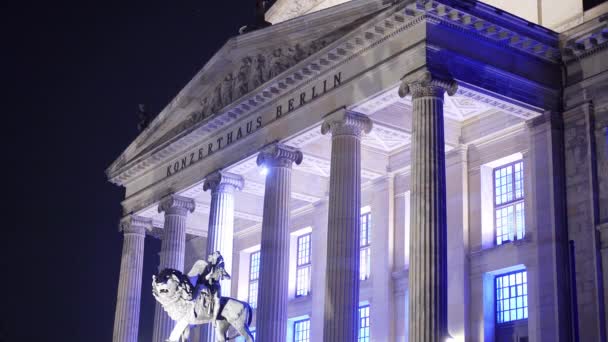 Concertzaal in Berlijn op de Gendarmenmarkt - geweldig uitzicht 's nachts — Stockvideo