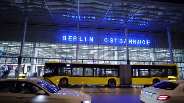 Gare de Berlin-Est la nuit - VILLE DE BERLIN, ALLEMAGNE - 11 MARS 2021 — Video