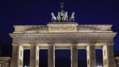 Gece Berlin 'deki ünlü Brandenburg Kapısı