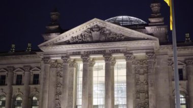 Berlin 'deki Reichstag binası, Berlin' deki en ünlü hükümet binası.