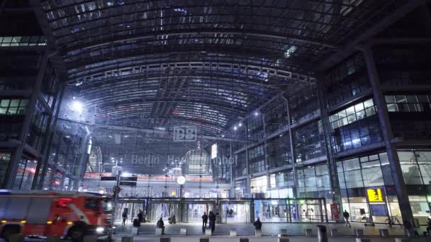 Berliins centralstation på natten - BERLINS stad, TYSKLAND - 11 mars 2021 — Stockvideo