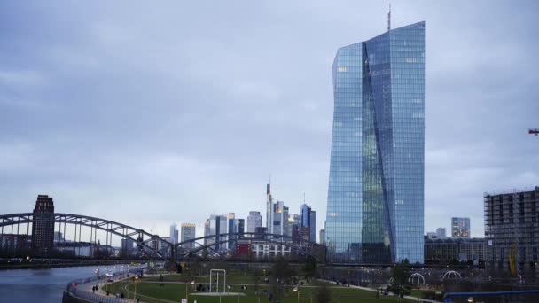 Banco Central Europeo y distrito financiero de Frankfurt - CIUDAD DE FRANKFURT, ALEMANIA - 10 DE MARZO DE 2021 — Vídeo de stock