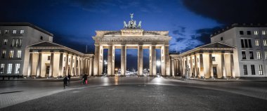 Gece Berlin 'deki ünlü Brandenburg Kapısı