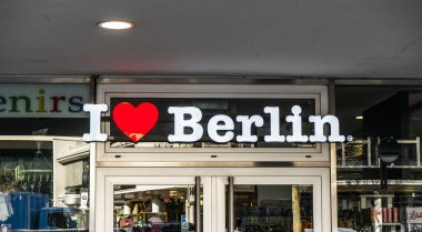 Berlin 'in şehir merkezindeki tabelasını seviyorum - Berlin Şehri, Almanya - 11 Mart 2021