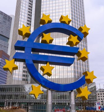 Frankfurt 'taki Willy Brandt Meydanı' ndaki dev Euro Sembolü - FRANKFURT, Almanya - 11 Mart 2021