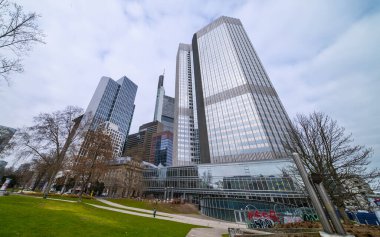 Willy Brandt Meydanı Frankfurt Almanya 'nın finans bölgesinde - FRANKFURT, Almanya - 11 Mart 2021