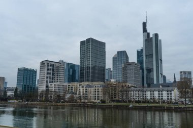 Frankfurt Almanya 'nın finans bölgesindeki gökdelenler - FRANKFURT, Almanya - 11 Mart 2021