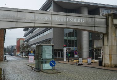 Berlin 'deki ünlü Babelsberg Film Stüdyoları Potsdam - BERLIN ŞEHRİ, GERMANY - 11 Mart 2021
