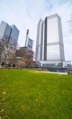 Willy Brandt Meydanı Frankfurt Almanya 'nın finans bölgesinde - FRANKFURT, Almanya - 11 Mart 2021