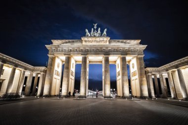 Gece Berlin 'deki ünlü Brandenburg Kapısı