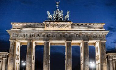 Gece Berlin 'deki ünlü Brandenburg Kapısı