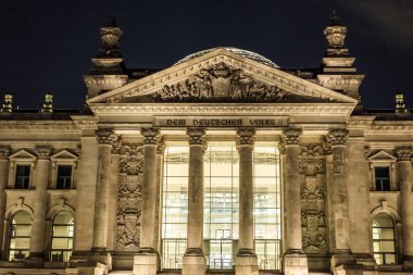Berlin 'deki Reichstag binası, Berlin' deki en ünlü hükümet binası.
