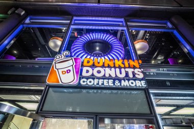 Dunkin Donut Kahvesi ve daha fazlası - Berlin Şehri, Almanya - 11 Mart 2021