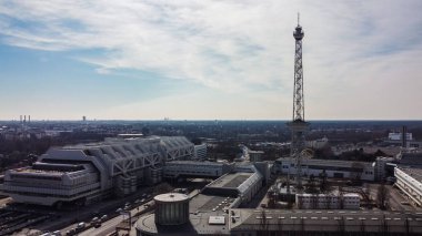 Berlin 'de radyo kulesi ile sergileniyor