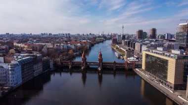 Berlin 'deki Spree Nehri üzerindeki güzel Oberbaum Köprüsü. Gökyüzünden görünüyor.