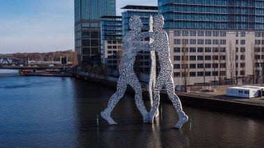 Berlin 'deki Ünlü Moleküler Adamlar Heykeli - Berlin Şehri, Almanya - 11 Mart 2021