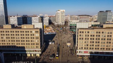 Berlin 'deki ünlü Alexanderplatz Meydanı. Gökyüzü manzaralı.
