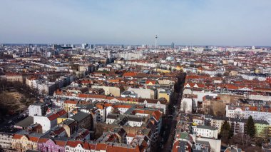 Berlin Neukoel 'deki yerleşim alanları - hava manzaralı - Berlin Şehri, Almanya - 11 Mart 2021