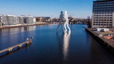 Berlin 'deki Ünlü Moleküler Adamlar Heykeli - Berlin Şehri, Almanya - 11 Mart 2021