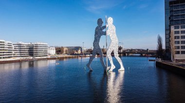 Berlin 'deki Ünlü Moleküler Adamlar Heykeli - Berlin Şehri, Almanya - 11 Mart 2021