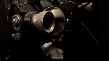 Yakın görüntüde eski film projektörü