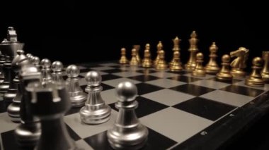 Yakın çekimde bir satranç tahtası - kaydırma vuruşu