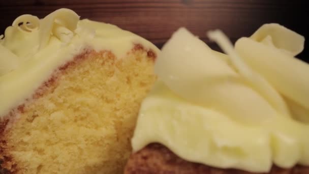 Citroen fudge cake in close-up — Stockvideo