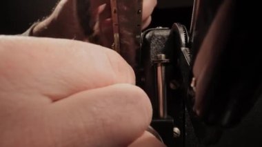 Filmi eski bir film projektörüne yerleştiriyorum.