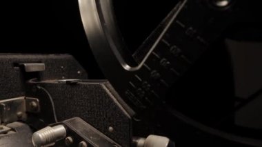 Yakın görüntüde eski film projektörü
