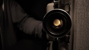 Yakın görüntüde eski film projektörü
