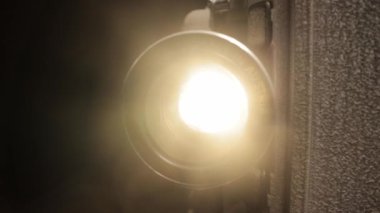 Yakın görüntüde eski film projektörü