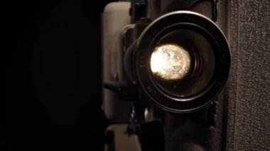 Yakın görüntüde eski film projektörü