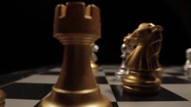 Yakın çekimde bir satranç tahtası - kaydırma vuruşu