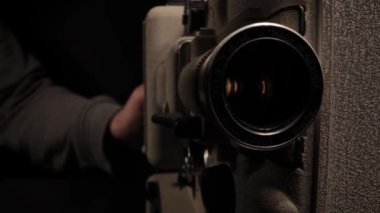 Yakın görüntüde eski film projektörü