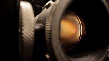 Yakın görüntüde eski film projektörü
