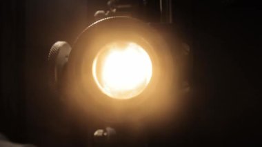 Yakın görüntüde eski film projektörü