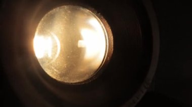 Yakın görüntüde eski bir film projektörünün mercekleri